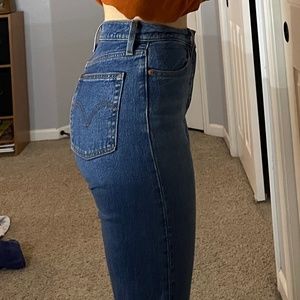 LEVI WEDGIE STRAIGHT SIZE 25